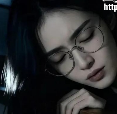 抖音爆火图 酷*张嘴女孩 仅一个表情就让无数网友为之疯狂 眼镜女性高*快感中展示*靡*脸！