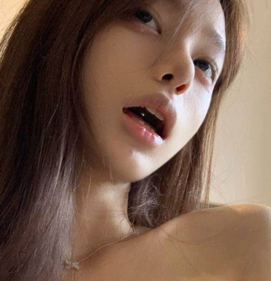 极品网黄 神颜女孩 **流出 情趣装袒胸露*掰开*无毛** 反差吸引直击眼球！
