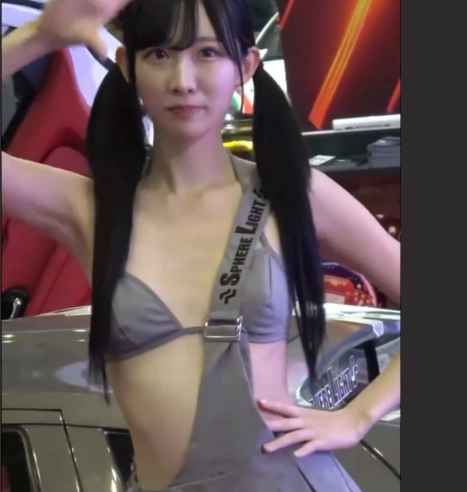 双马尾女孩模特 天音 亮相车展现场 身穿小短裙的她故意撩裙** 把现场热度推向了*