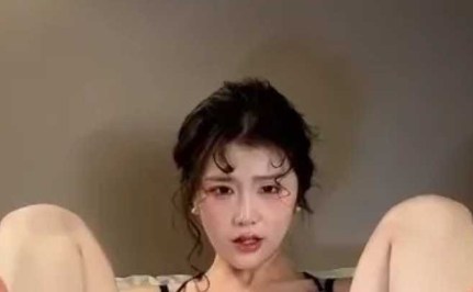 推特高颜值女菩萨 一口白桃七 私房优惠两部曲 **极致妩媚 露脸*新奇*太勾魂