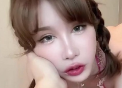 台湾知名女性 辛尤里 **大作 摄影师手持*疯狂**嫩* 高**水双眼迷离享受酥麻快感