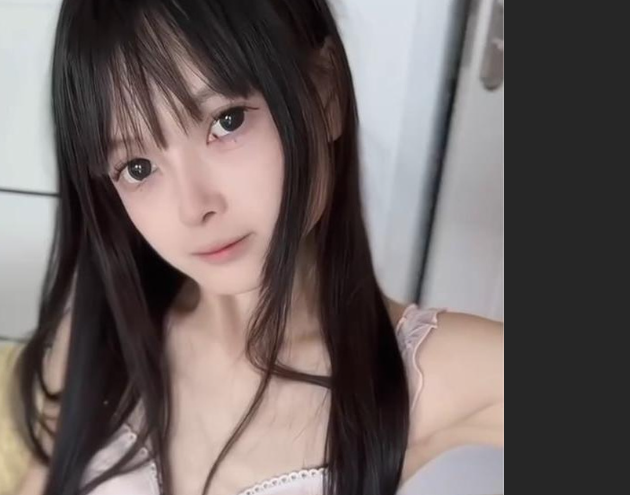 抖音女孩 小诺宝 门槛定制* 制服女孩*吸引** 稚嫩酮体散发**魅力