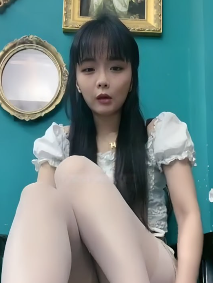 长腿女性 青柠大大 白色袜子美腿直怼镜头 逗*式**羞辱 让无数抖M爽到高*！