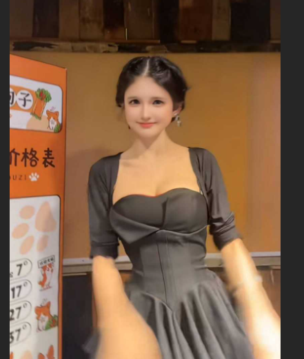 老牌* *头女孩 回应*霸榜热搜 自曝长期遭生父侵犯 上大学主动求**！