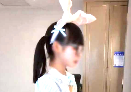 眼镜女孩 铃木奈雪 被*重金宠爱 化身白色袜子*兔 用嫩*花式报恩