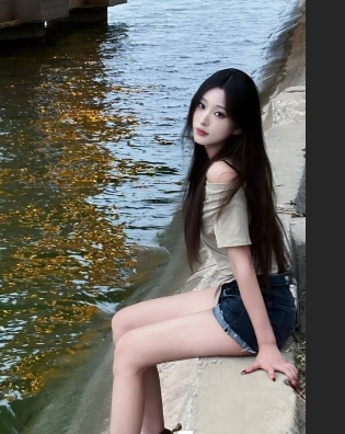 抖音小网红 *油鼻屎 ****流出 身穿制服**眼神迷离 *黑色袜子翘*呻*响彻房间