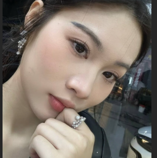 河南信阳江山樾售楼部 张婷 为抢业绩与同事争相陪*男客户 视频曝光本人当众发文实锤！