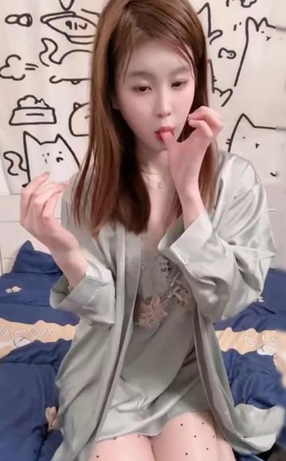 辽宁反差* 斐彭百货 给大哥拍摄*度视频 黑色袜子配*感*衣 嫩*外露外表清纯私下*到*！
