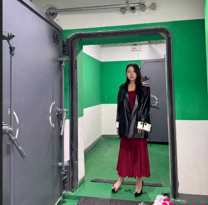 吉林*荡* 丁云 *爱自拍流出 高挑女性瞒着老公酒店*** 身穿*制服*上展露各种*技