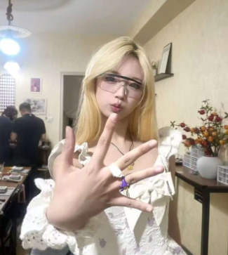 黄毛女孩颜值忽高忽低 *内衣红丝妖娆迷人 宝宝*我喊得销魂不已 情绪价值拉满！