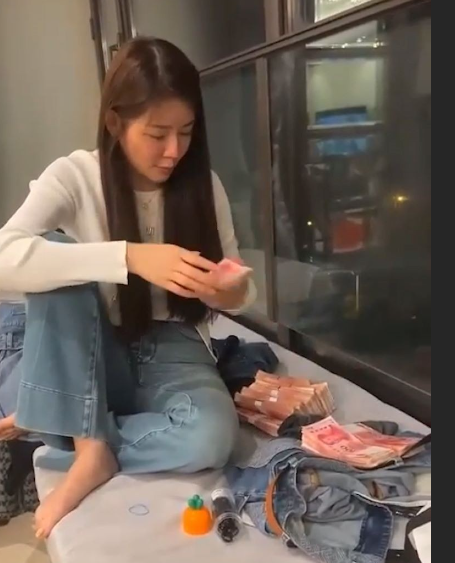 卖茅台大哥 王朋飞 *云端泄密 老婆情人露脸实拍 戴** 身份证房产证银行卡全曝光 秘密荡然无存！