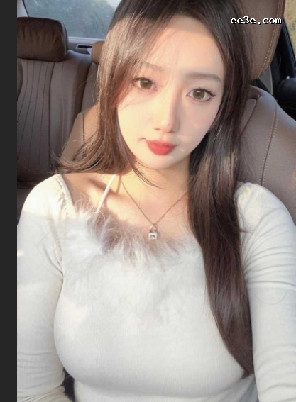 高颜值小网红被大连银行领导**狂* 身着黑色袜子吊带露脸**视频全网疯传