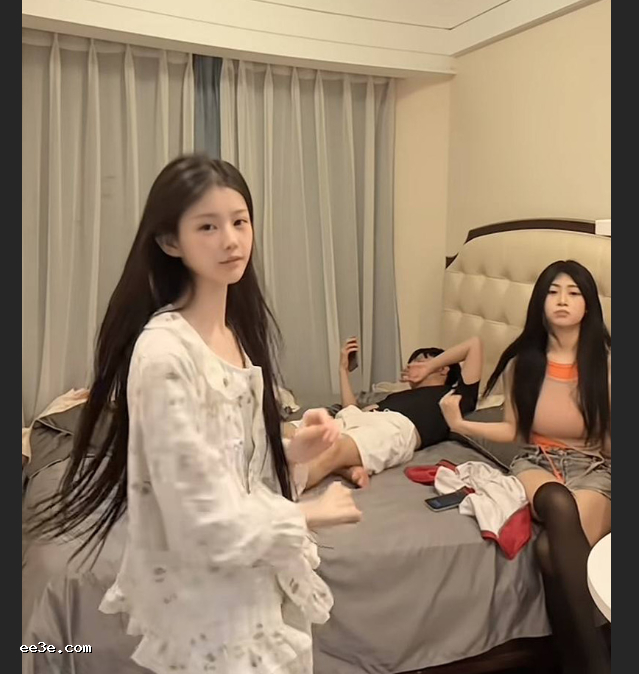 抖音*神服务员 小诗颖 **直播流出 侧躺*边被