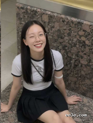 白嫩大学生 刘晓 楼梯间*自拍 满脸笑意*** 舌尖拉丝吞吐**