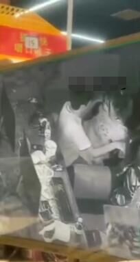 情侣直接在网吧展示上了“才艺”