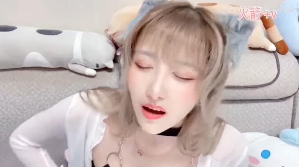 斗鱼湫小妍 大佬要求*表演，表情吸引