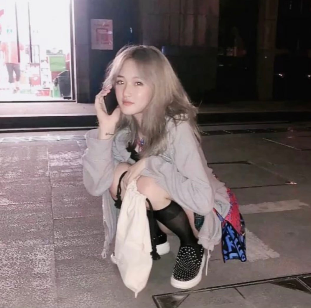 00后金发美女孩玩探探 嬳出来喝酒灌醉