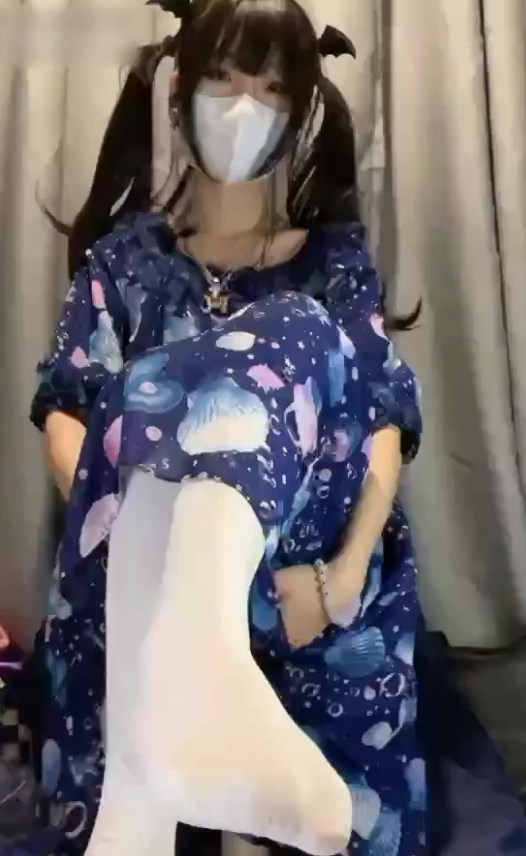 芃芃大人 寸止地狱 白色袜子女孩用脚和语言互动你的神经