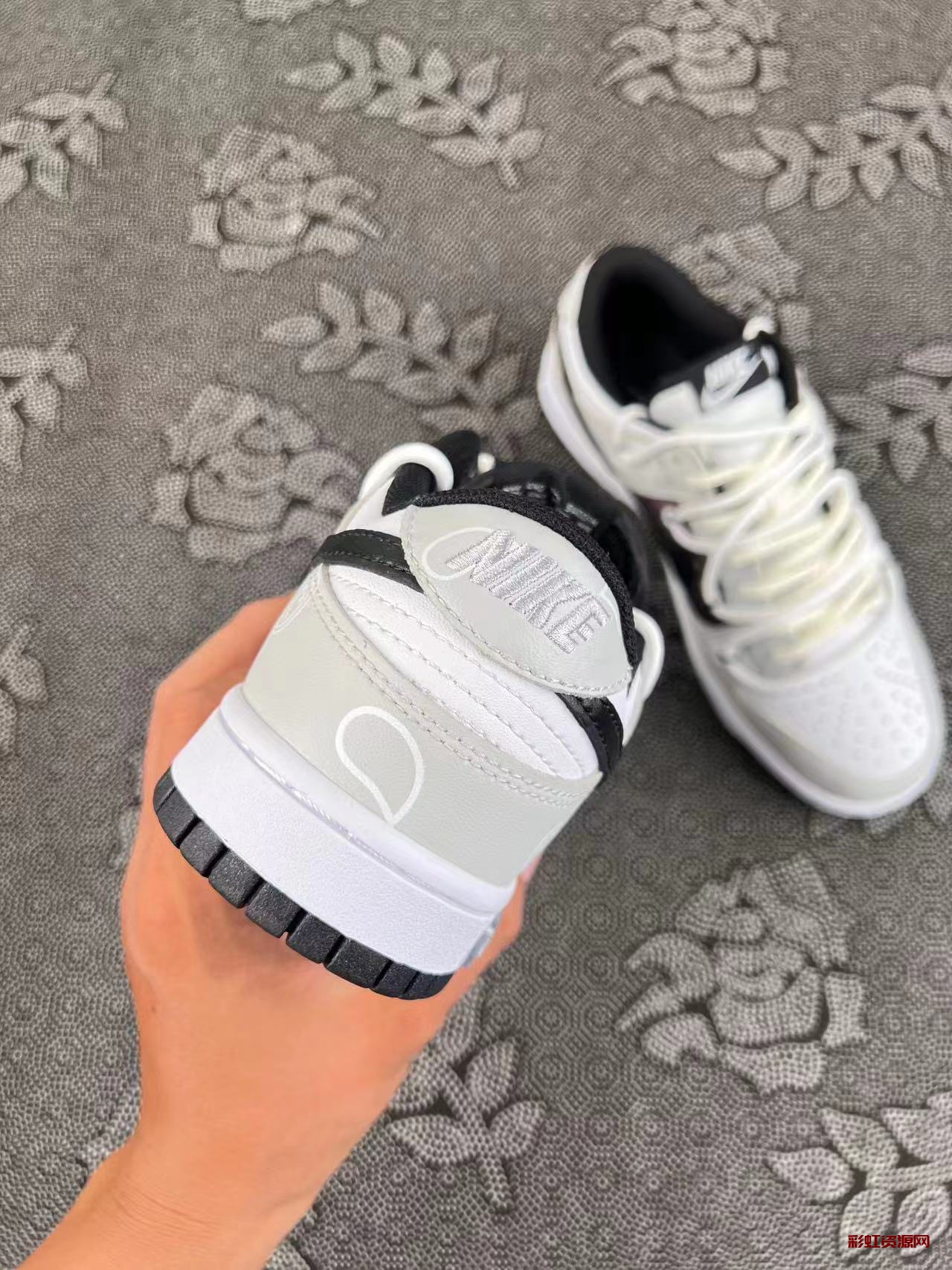 Nike Dunk Low 熊猫恶作剧 爱心腰果花 熊猫泼墨低帮板鞋 灰咖色?