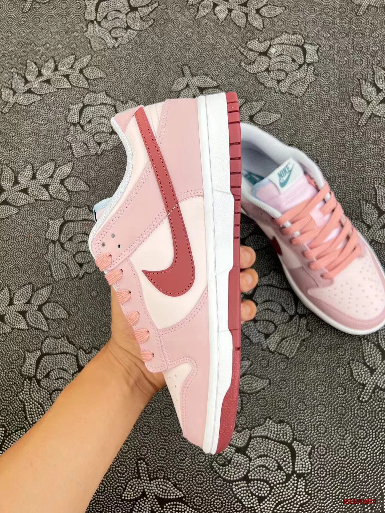 Nike Dunk Low 气泡水1 草莓抱抱猪可爱甜美 板鞋 草莓粉配色?