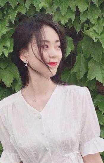 原來毛笔可以这样玩 新技能GET 超高颜值的女士姐 丁玥 给大家展示毛笔的新用法！