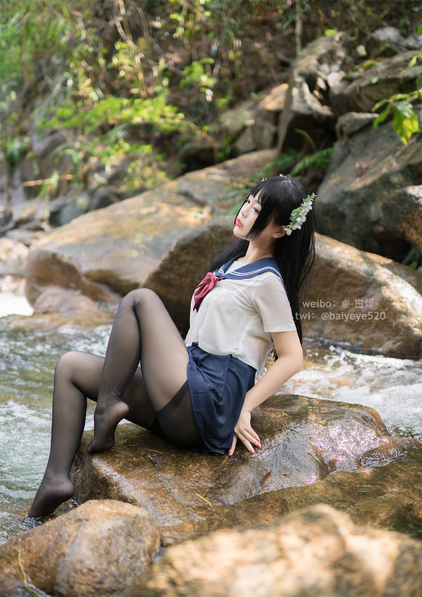 白烨林间女孩
