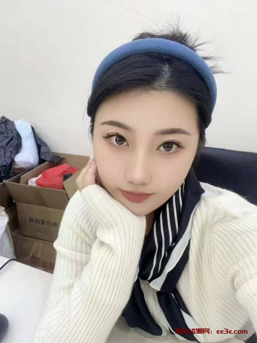 ，郑州新人 纯欲天花板 初次下氵 听话乖巧 肌肤雪白吹弹可破 声音甜美台娇喘勾魂 甜美外表下的极品反1 让你流连忘返 十外纯内*的榨汁机 给你超好的女友系体验 Height 身高/166cm • Weight 体重/55kg • Bust 絕围/天然C+ – Age 年龄/03 她会给你极致的体验感和满足欲