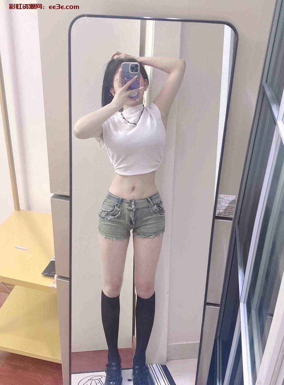 ?E 01 清纯甜美? 五官精致 女孩温柔可爱 白净  气质  模特 高素质 各类型切换  大长腿 纯兼职 ?冒认准胸口月亮纹身