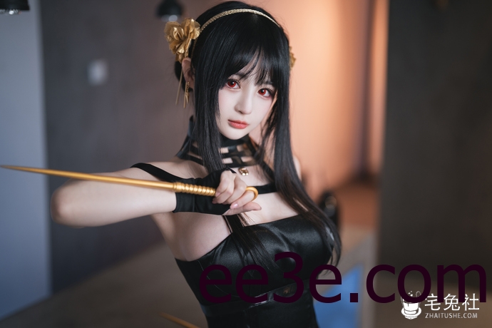 千变万化！樱井宁宁约尔太太英姿飒爽 黑色连衣裙与金色发簪的魔力