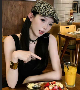 千万粉顶流网红 小伊伊 被曝三亚玩**和小**** 社会摇祖师爷牌牌琦 秒变*侠！