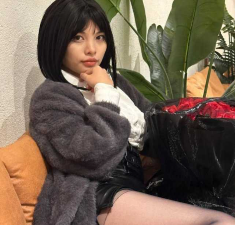 高颜值反差女孩 *丰满身材被狠狠* ** **收缩像要**一切