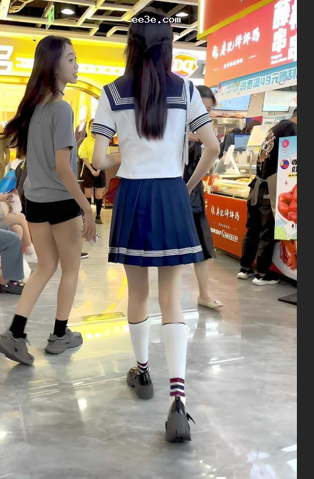 KFC超美学生妹 身穿JK水手服M字腿