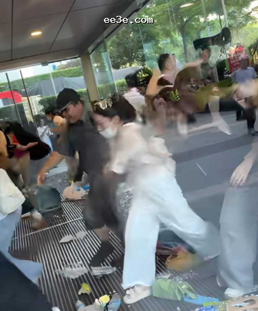 张凌赫活动现场再次上演大型饭圈失控事件 粉丝情绪失控集体狂冲 多人受伤鞋子跑丢！