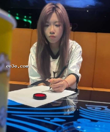 台北嫩妹误入狼窝男模店 欠巨款被罚全*** 录*片打广告**抵债